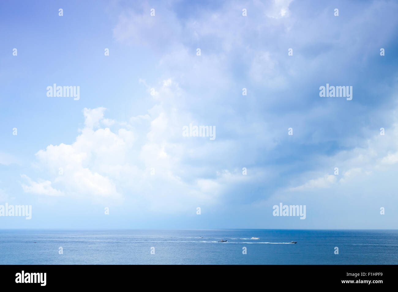 Mittelmeer-Landschaft mit dramatischen Wolkenhimmel und einige kleine schnelle Motorboote Stockfoto