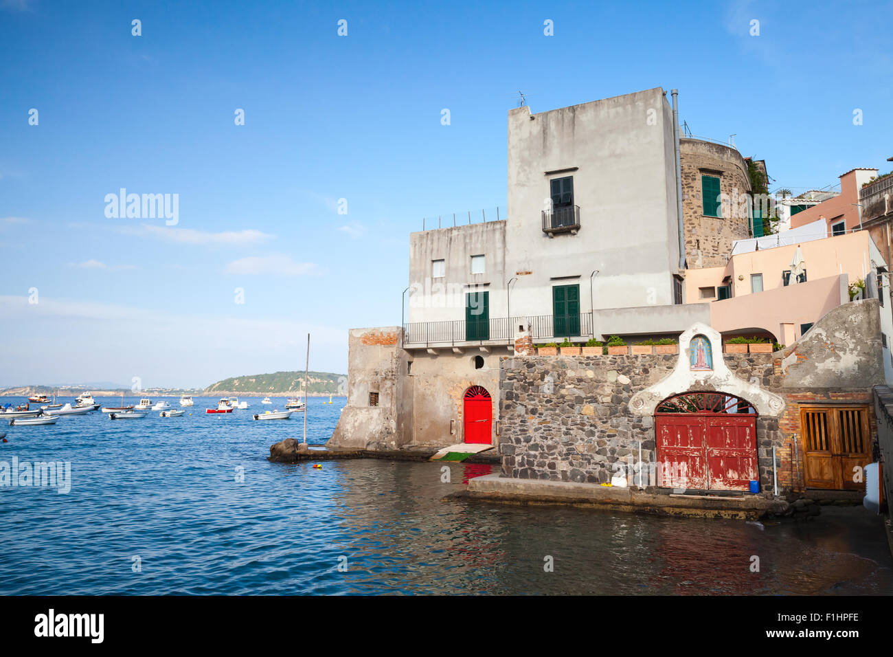 Küstenlandschaft mit alten Wohnhäuser an der Küste von Ischia Porto Stockfoto