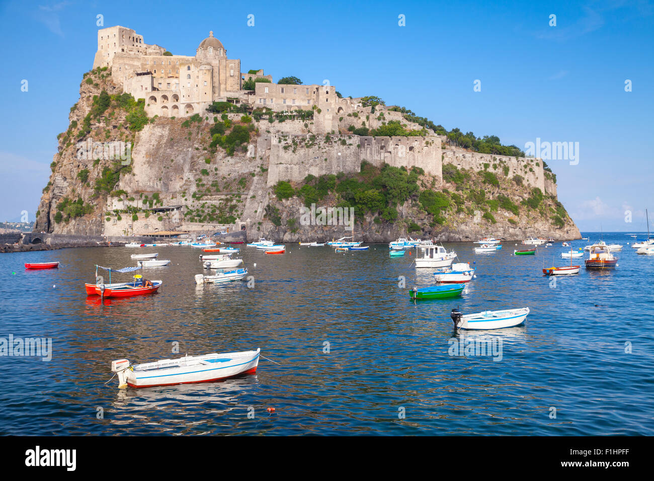 Küstenlandschaft von Ischia Porto mit Castello Aragonese und verankerte Holzboote Stockfoto