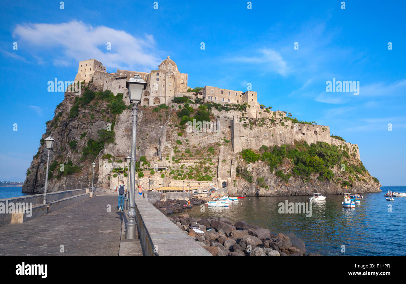 Küstenlandschaft von Ischia Porto mit Castello Aragonese und Straße auf dem Damm Stockfoto