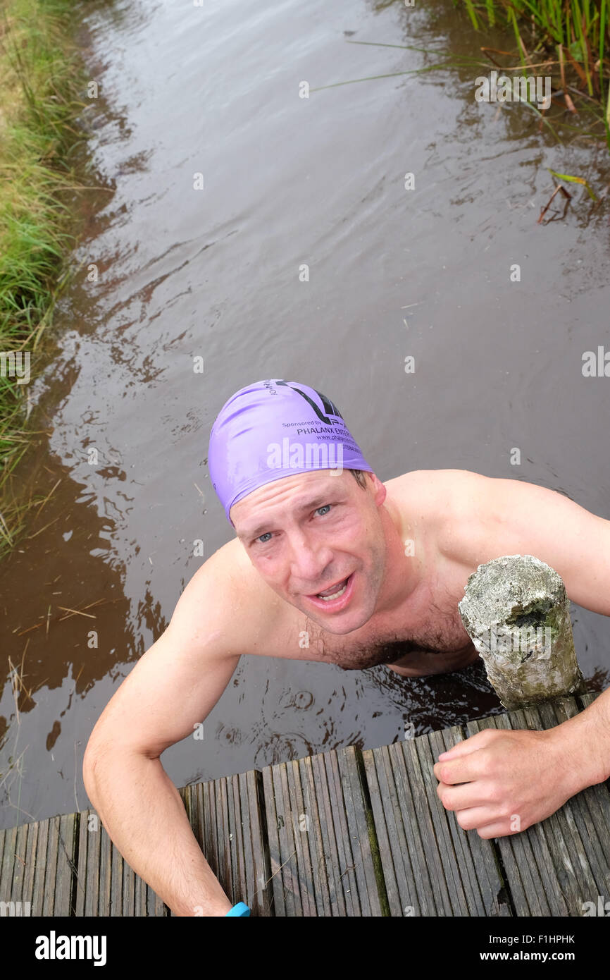 Llanwrtyd Wells, Powys, Wales 30. August 2015 - Wettbewerber Haydn Pitchforth erholt sich nach seiner Siegerzeit von 1 Minute 26 Sekunden Stockfoto