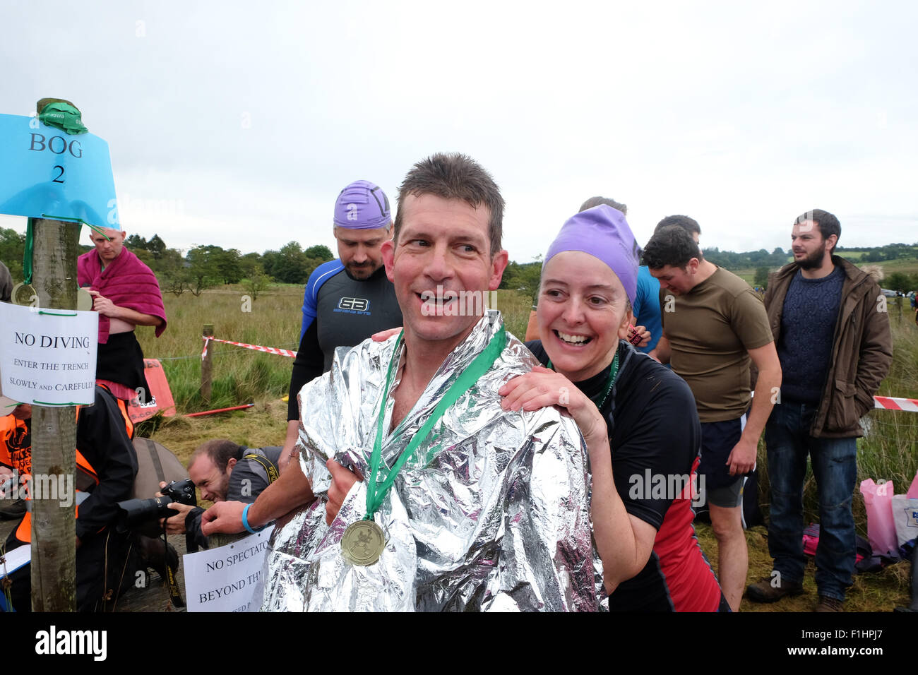 Llanwrtyd Wells, Powys, Wales 30. August 2015 - Wettbewerber Haydn Pitchforth feiert mit Frau Joanne Pitchforth zu gewinnen Stockfoto