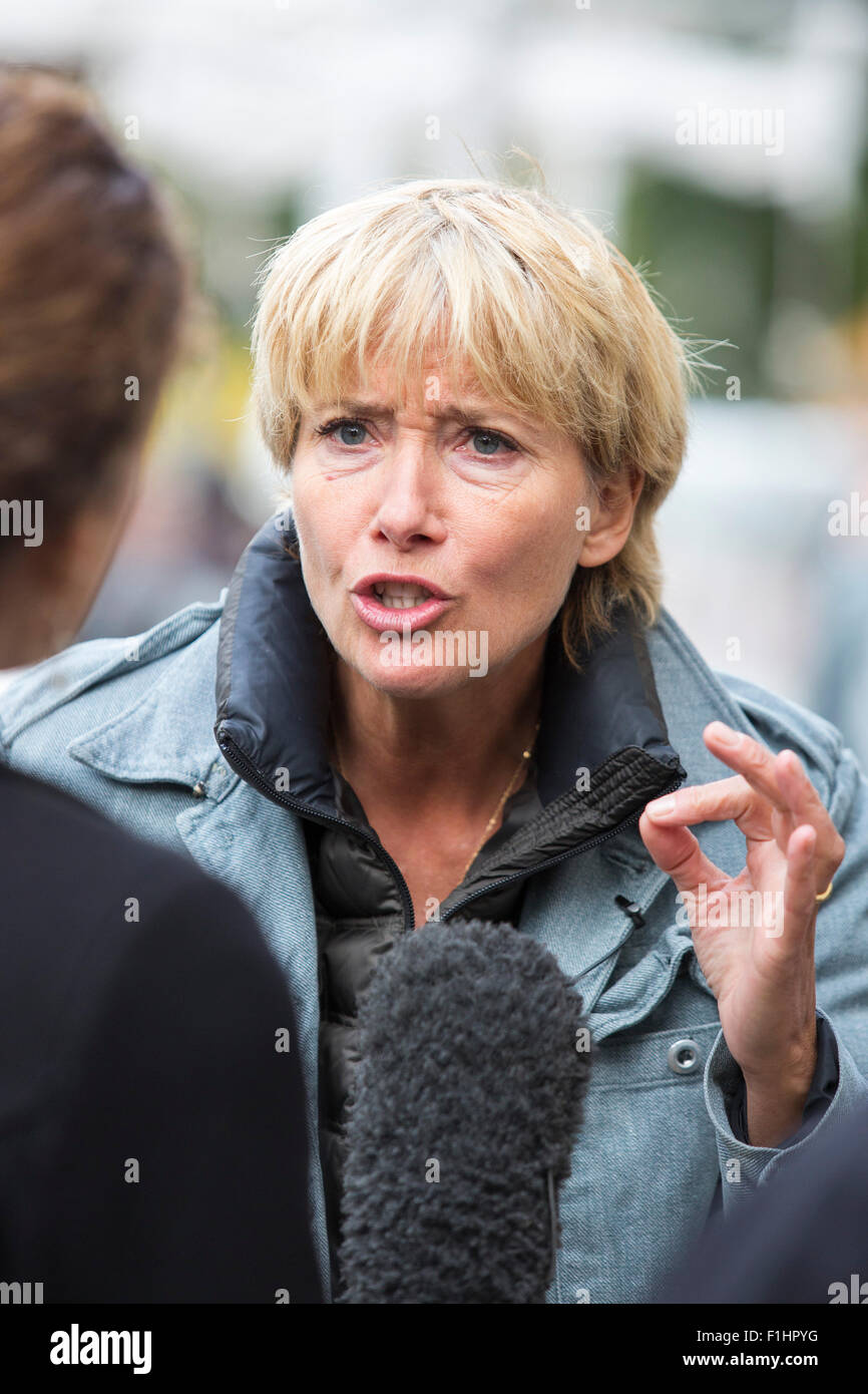 London, UK. 2. September 2015. Britische Schauspielerin Emma Thompson führt Greenpeace 'Save' die Arktis protestieren am Shell South Bank Hauptsitz. Der Protest wird die Notwendigkeit zum Schutz der Arktis von der Ölgesellschaft bohren. Foto: Nick Savage/Alamy Live-Nachrichten Stockfoto