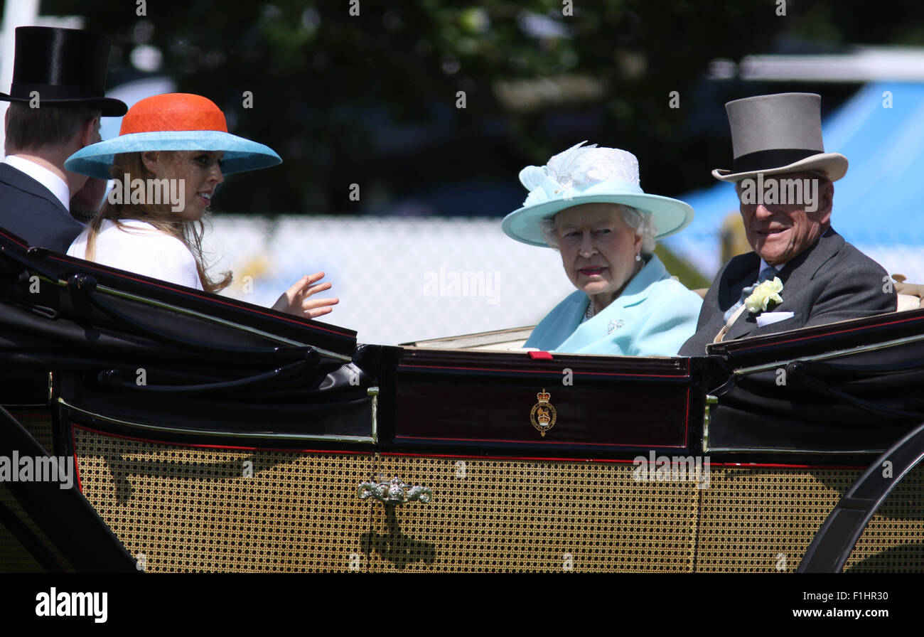 Berkshire, UK, 18. Juni 2015: Königin Elizabeth II., Prinz Philip, Prinzessin Beatrice und Prinz Andrew gesehen in Royal Ascot, Ladie Stockfoto