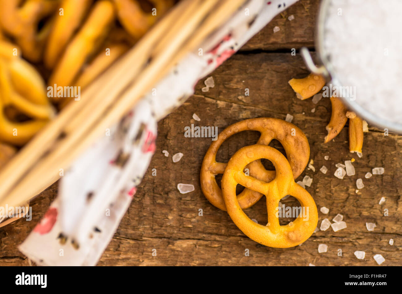 Salzigen Brezeln und Salz Closeup-Top anzeigen Stockfoto