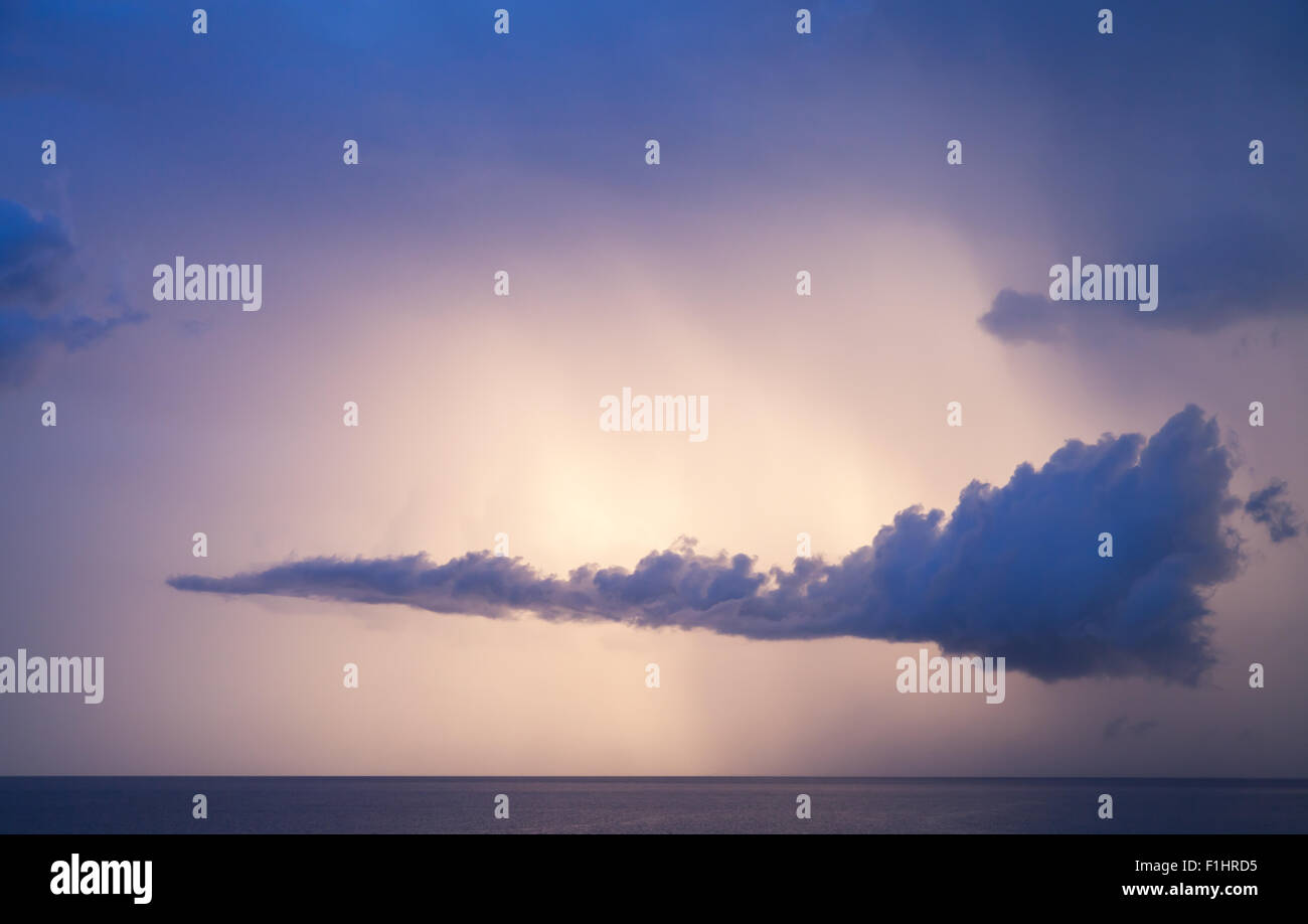 Dramatische bunte Wolkengebilde über Mittelmeer, Sommer morgen Himmelshintergrund Stockfoto