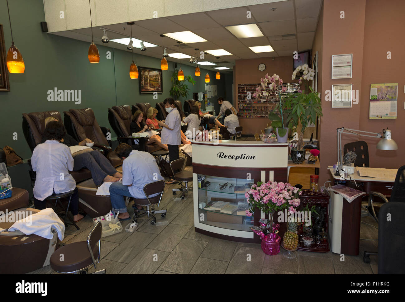 Vietnamesisch-amerikanische, erwachsener Mann, Fußpflegerin, Nagelhaut, Pediküre, nail Salon, Novato, Marin County, Kalifornien Stockfoto