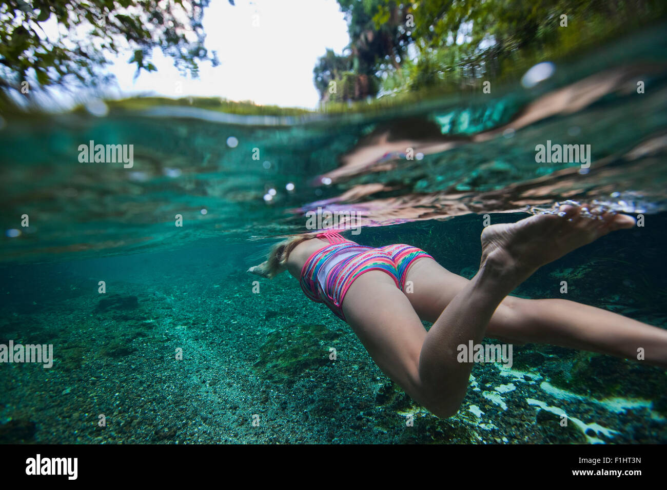 Unterwasser Foto nach einer weiblichen Schwimmer durch Rock Springs laufen in Kelly Park in Zentral-Florida Stockfoto