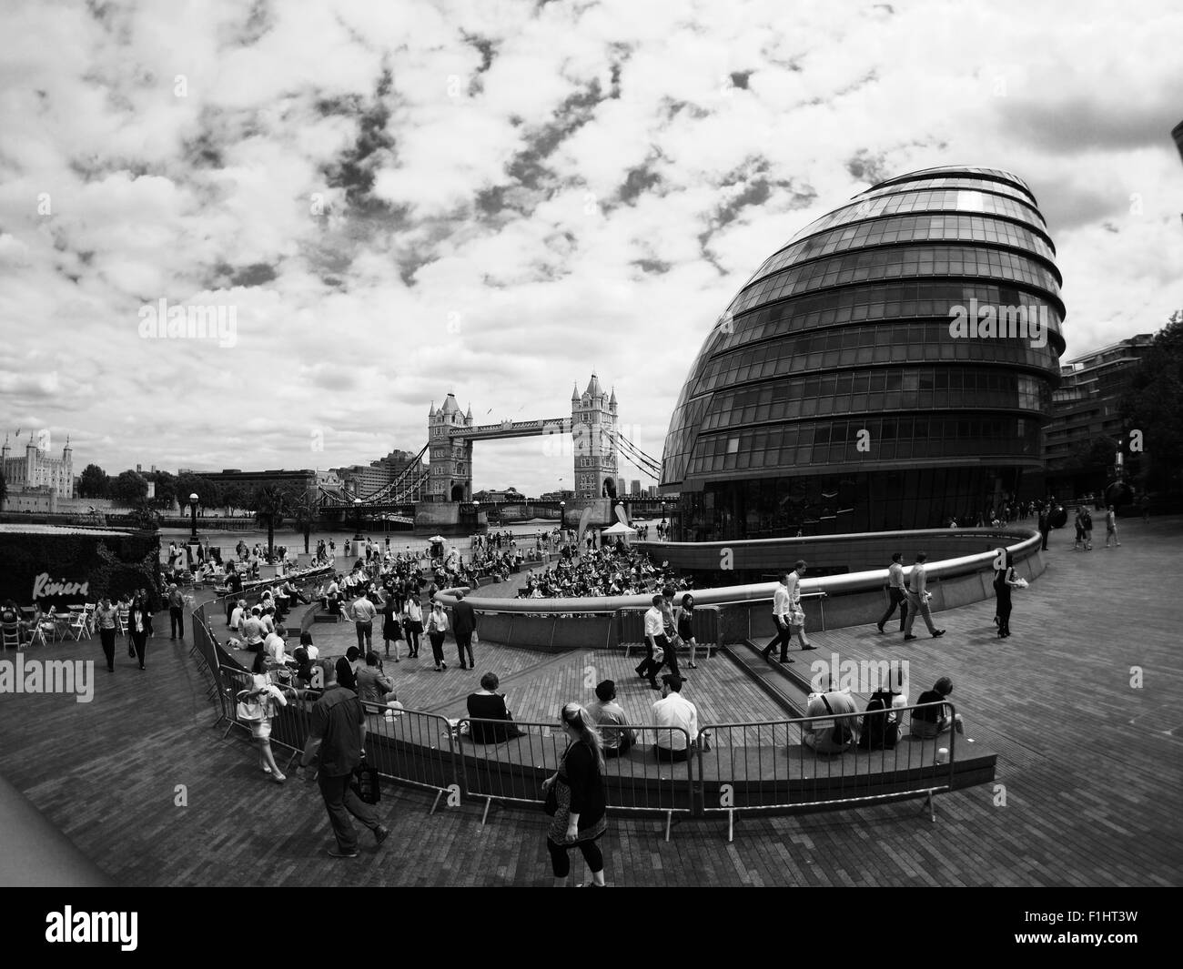 Tower Bridge-London mit Massen im Rathaus Stockfoto