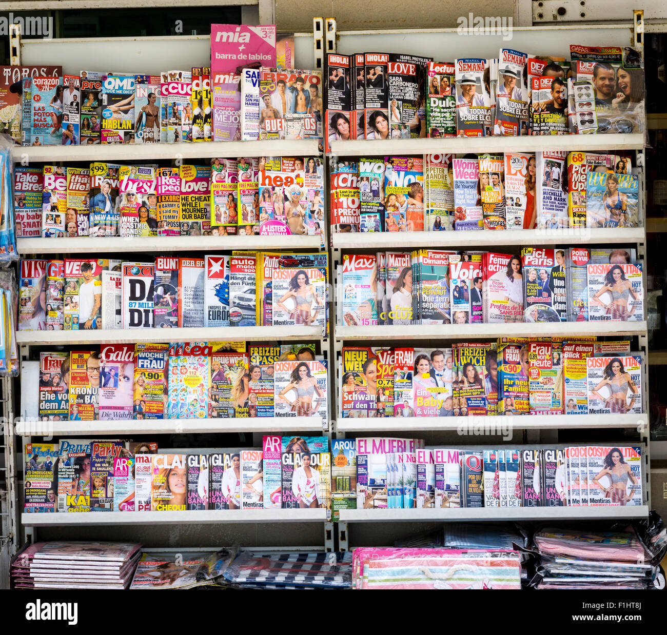 Eine Darstellung der Zeitschriften aus mehreren europäischen Ländern zum Verkauf in Torremolinos, Spanien. Stockfoto