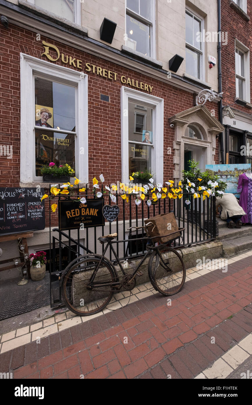 Fahrrad und Blumen auf dem Geländer außerhalb Duke Street Kunstgalerie in Dublin, Bloomsday, Irland zu feiern. Stockfoto