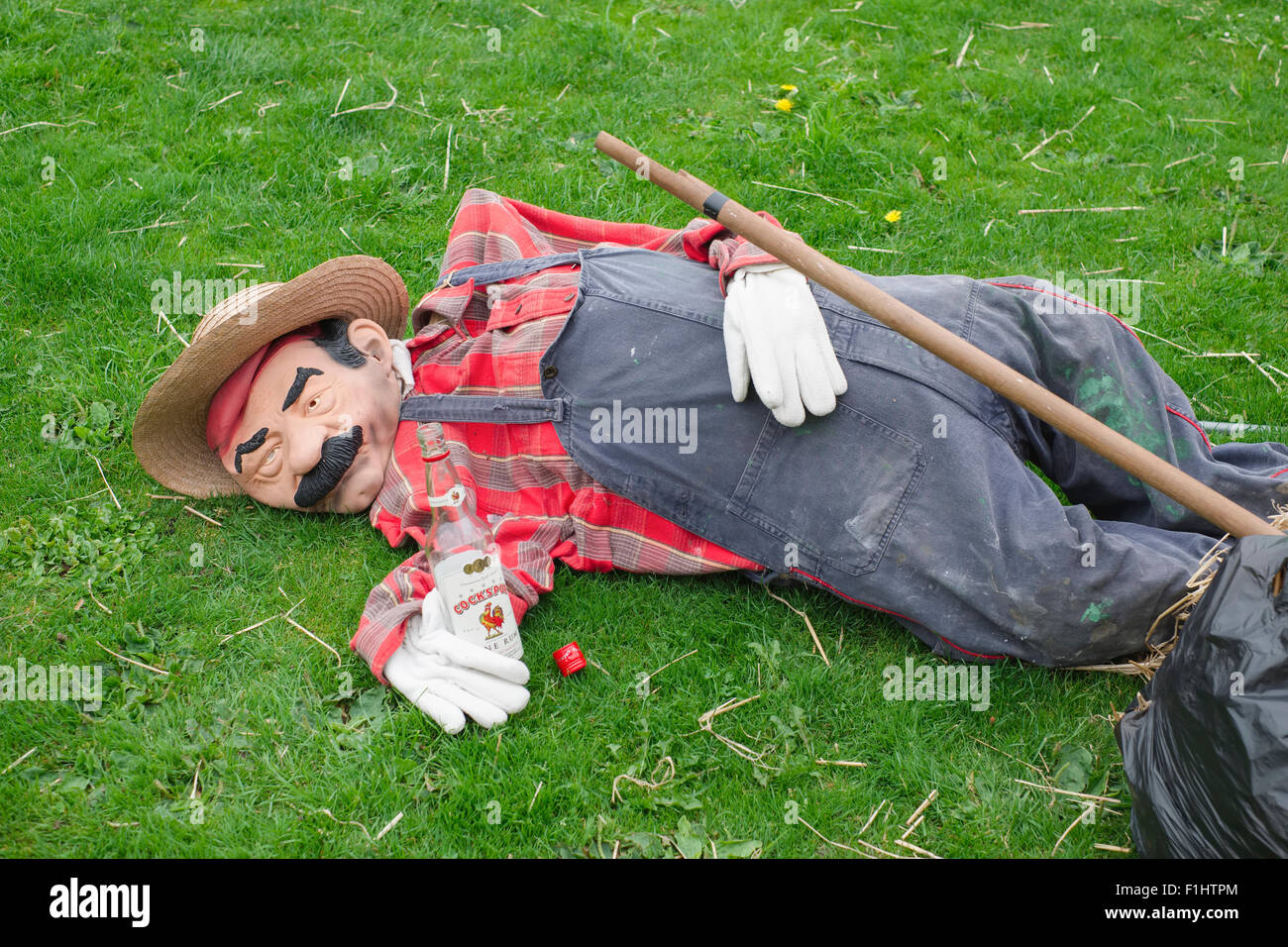 Ein betrunkener und gefallenen Vogelscheuche auf dem Display an Hickling Dorf zeigen Stockfoto