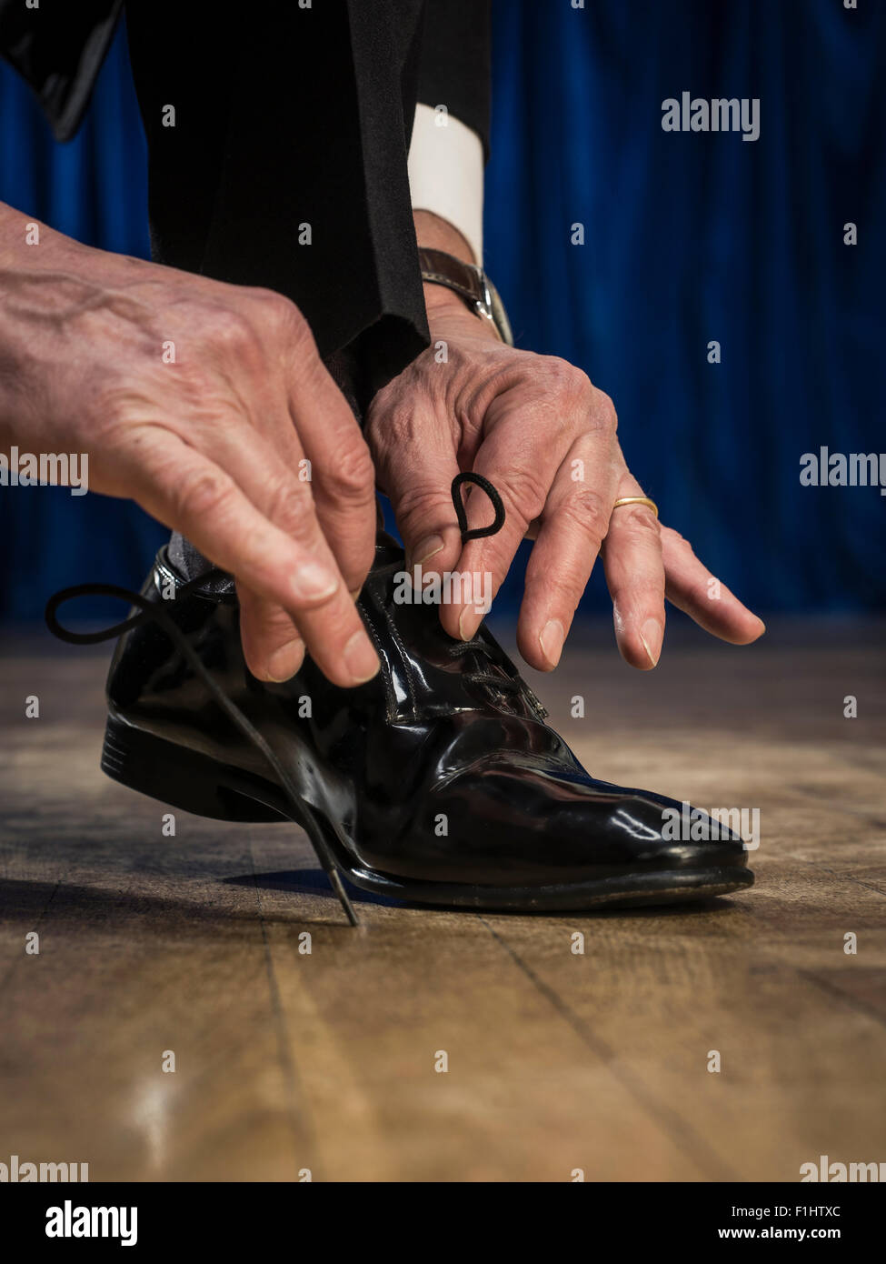 Mann, die Schnürsenkel zu binden Stockfoto