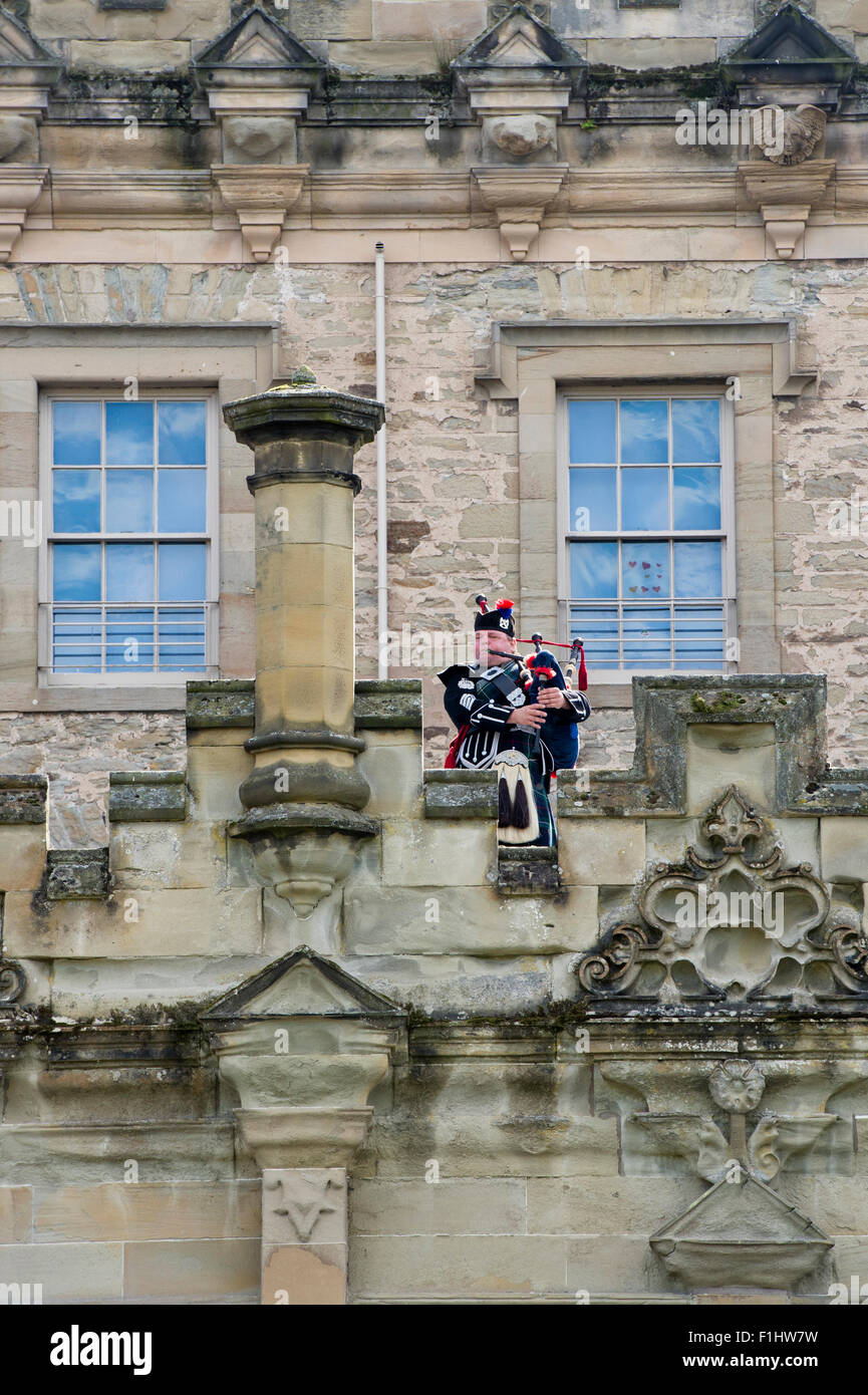 Lone Piper auf den Wällen in Kelso Floors Castle. Schottland Stockfoto