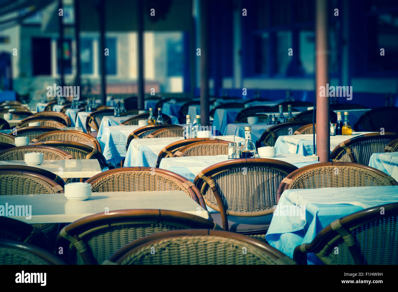 Leere Street Café in Paris an einem Sommermorgen Stockfoto