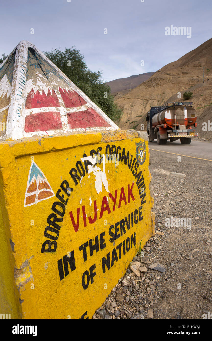 Indien, Jammu & Kashmir, Ladakh, Gama, Vijayak, Grenze Straßen Organisation am Straßenrand Zeichen, In den Dienst der nation Stockfoto