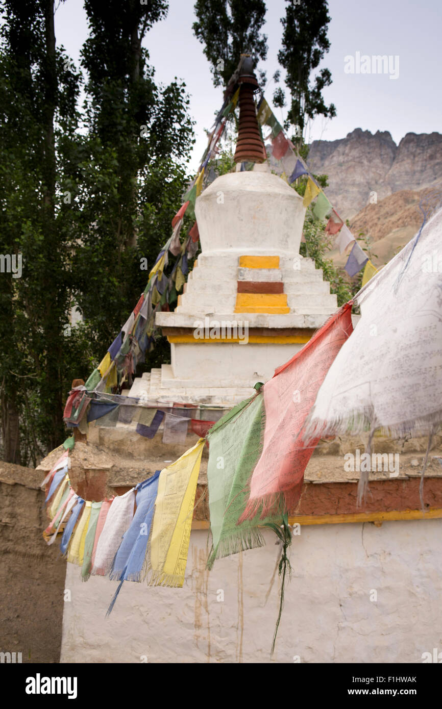 Indien, Jammu & Kashmir, Ladakh Buddhismus, Gama, Gebetsfahnen zwischen buddhistischen Chörten Stockfoto