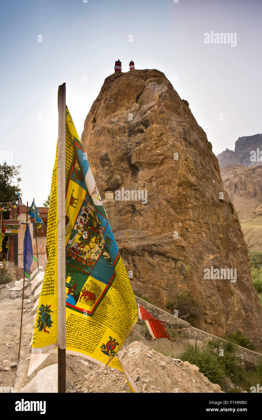 Indien, Jammu & Kashmir, Ladakh Buddhismus, Mulbekh Tempel, gelbe buddhistische Gebetsfahnen Stockfoto