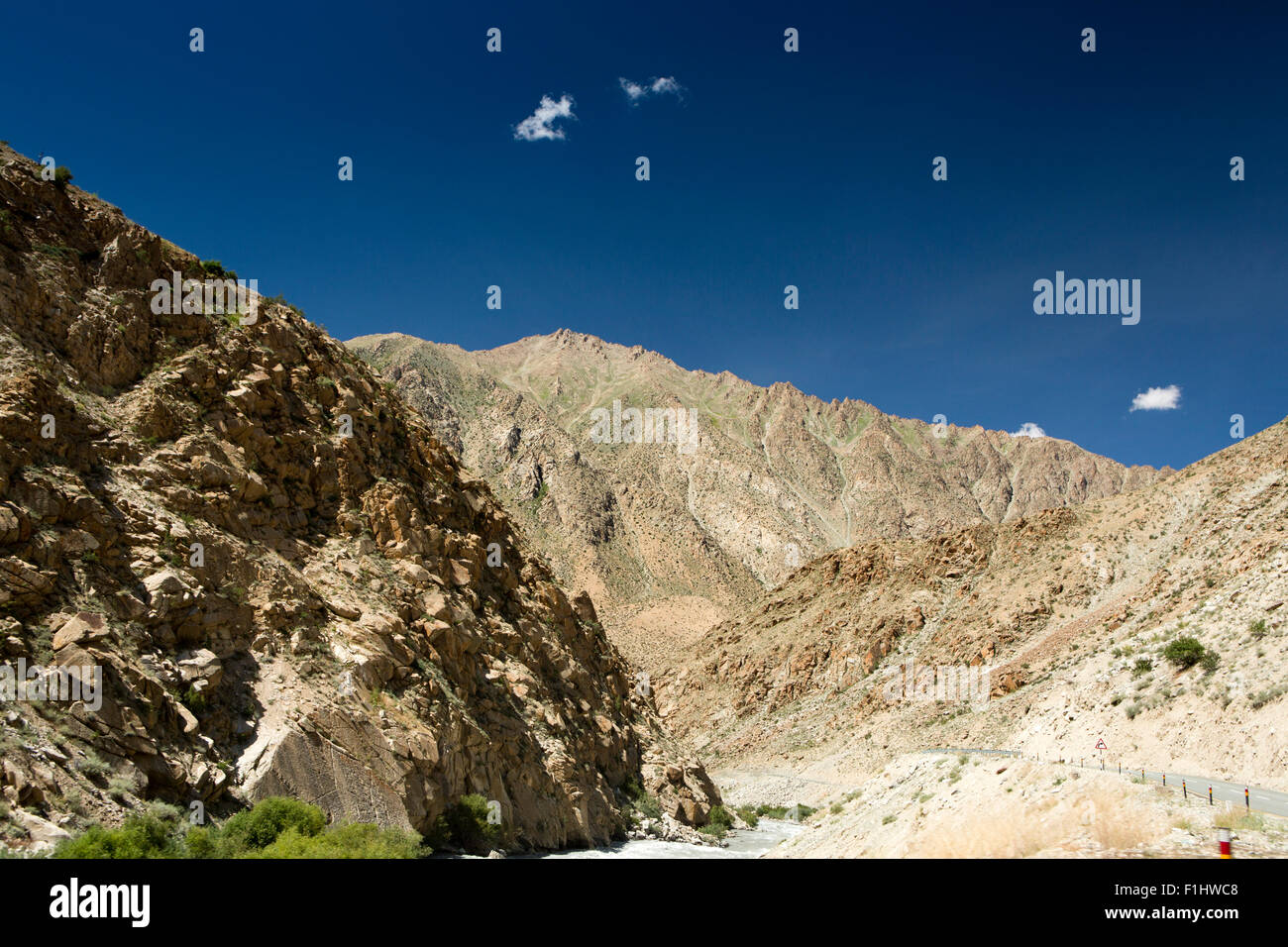 Indien, Jammu & Kaschmir, Srinagar zu Leh Highway hoch gelegenen Straße in Bergen neben Drass Fluss Stockfoto