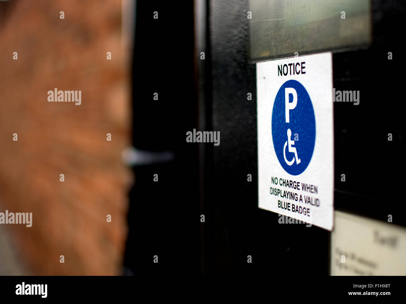 Blue-Badge deaktiviert Schild an eine Parkuhr, London, UK Stockfoto