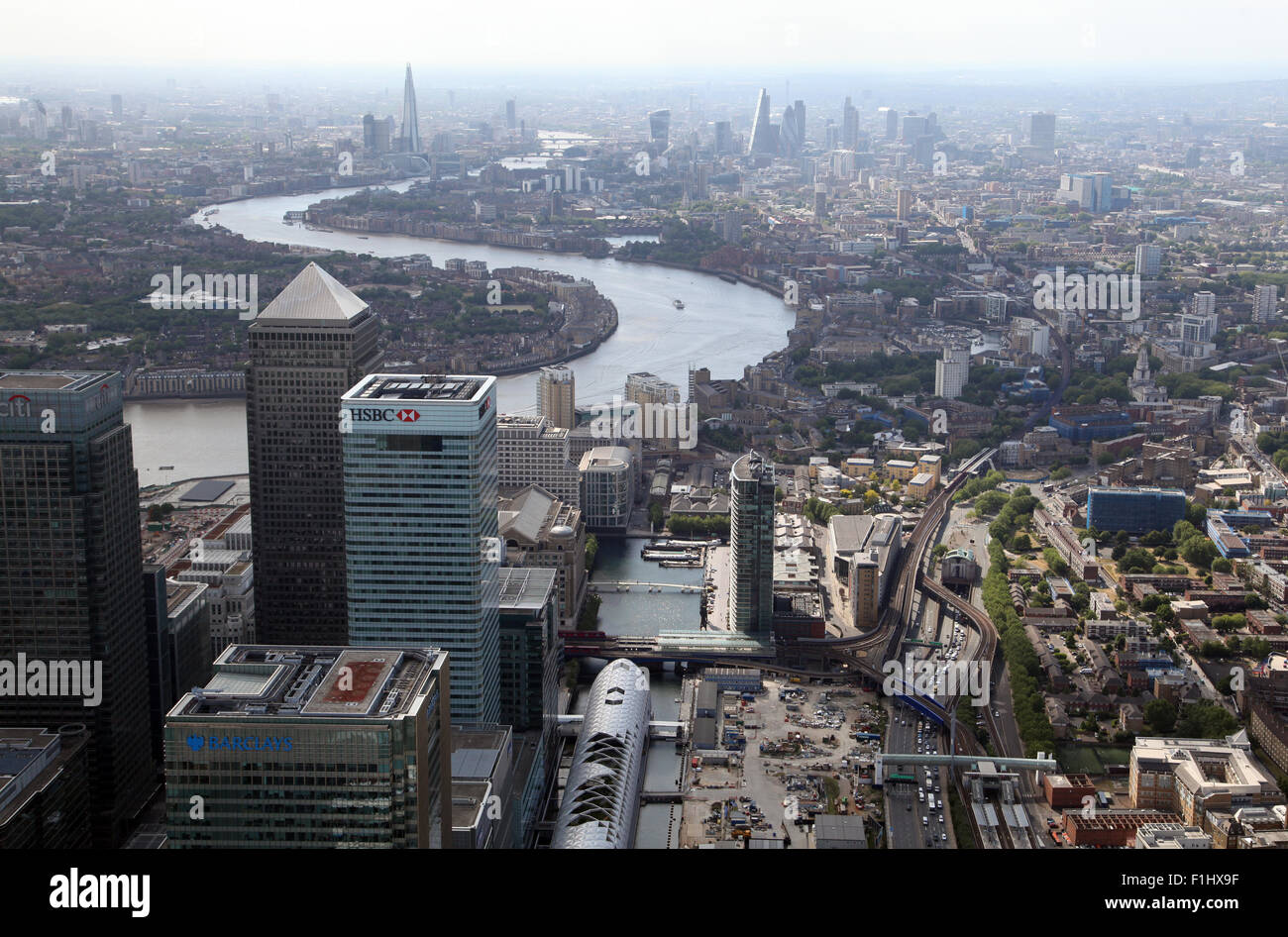 Luftaufnahme von Canary Wharf, Docklands & Themse in Richtung der zentralen Skyline von London, UK Stockfoto