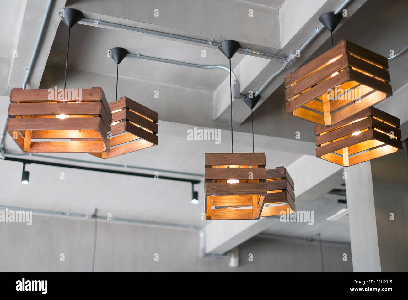 schöne Lampen an Decke Stockfotografie - Alamy