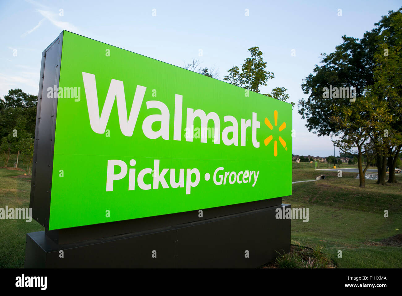 Ein Logo Zeichen außerhalb von einem Walmart Pickup - Lebensmittelgeschäft-Standort in Bentonville, Arkansas am 17. August 2015. Stockfoto
