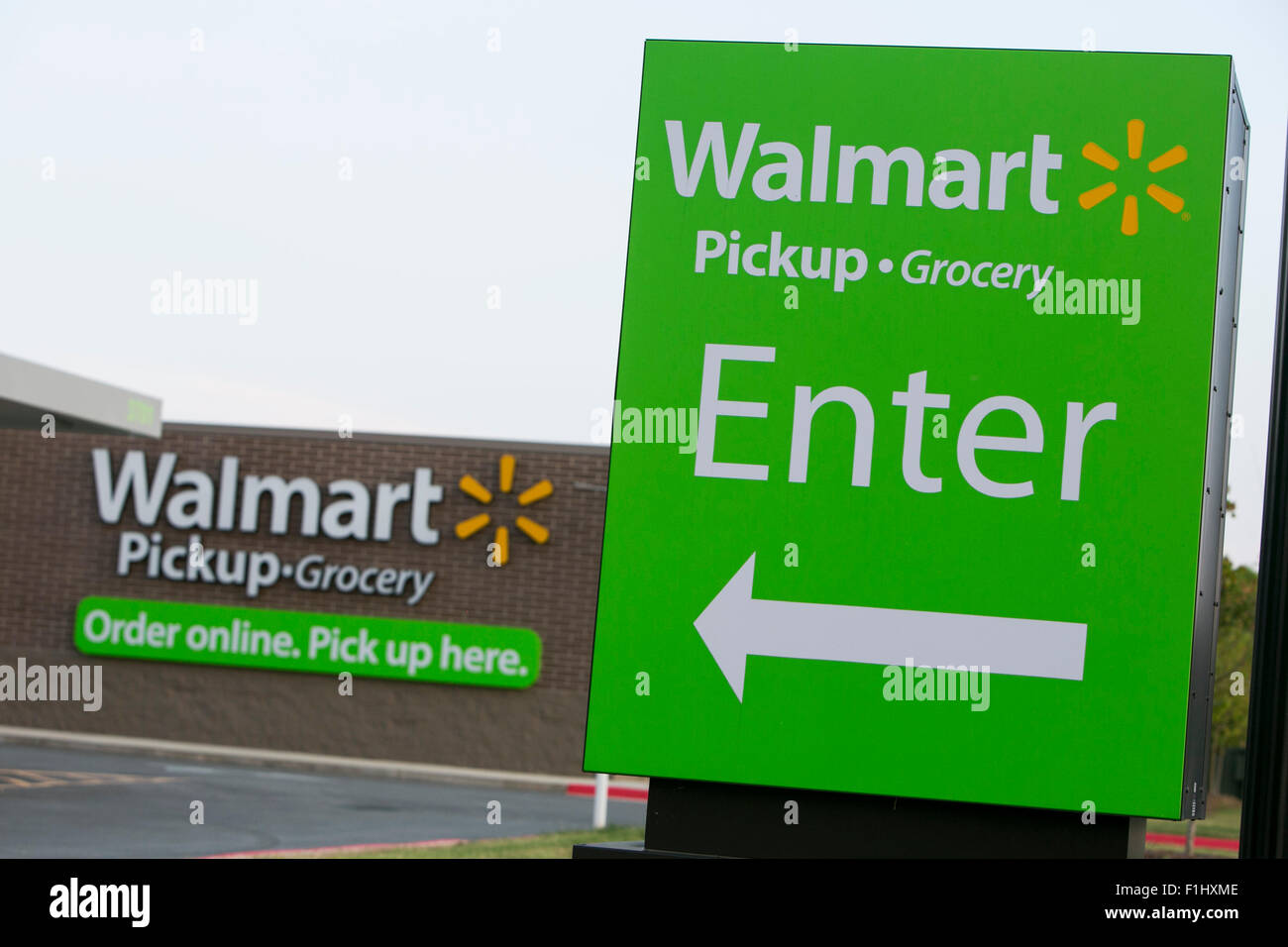 Ein Logo Zeichen außerhalb von einem Walmart Pickup - Lebensmittelgeschäft-Standort in Bentonville, Arkansas am 17. August 2015. Stockfoto
