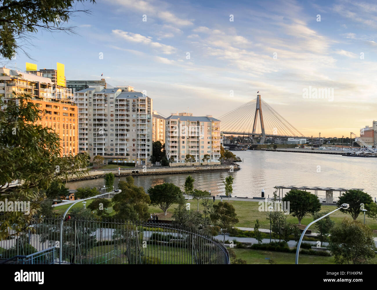 Blick auf Appartements mit Blick auf Johnstons Bay in Pyrmont, Sydney Harbour mit der Anzac Bridge im Hintergrund. Stockfoto