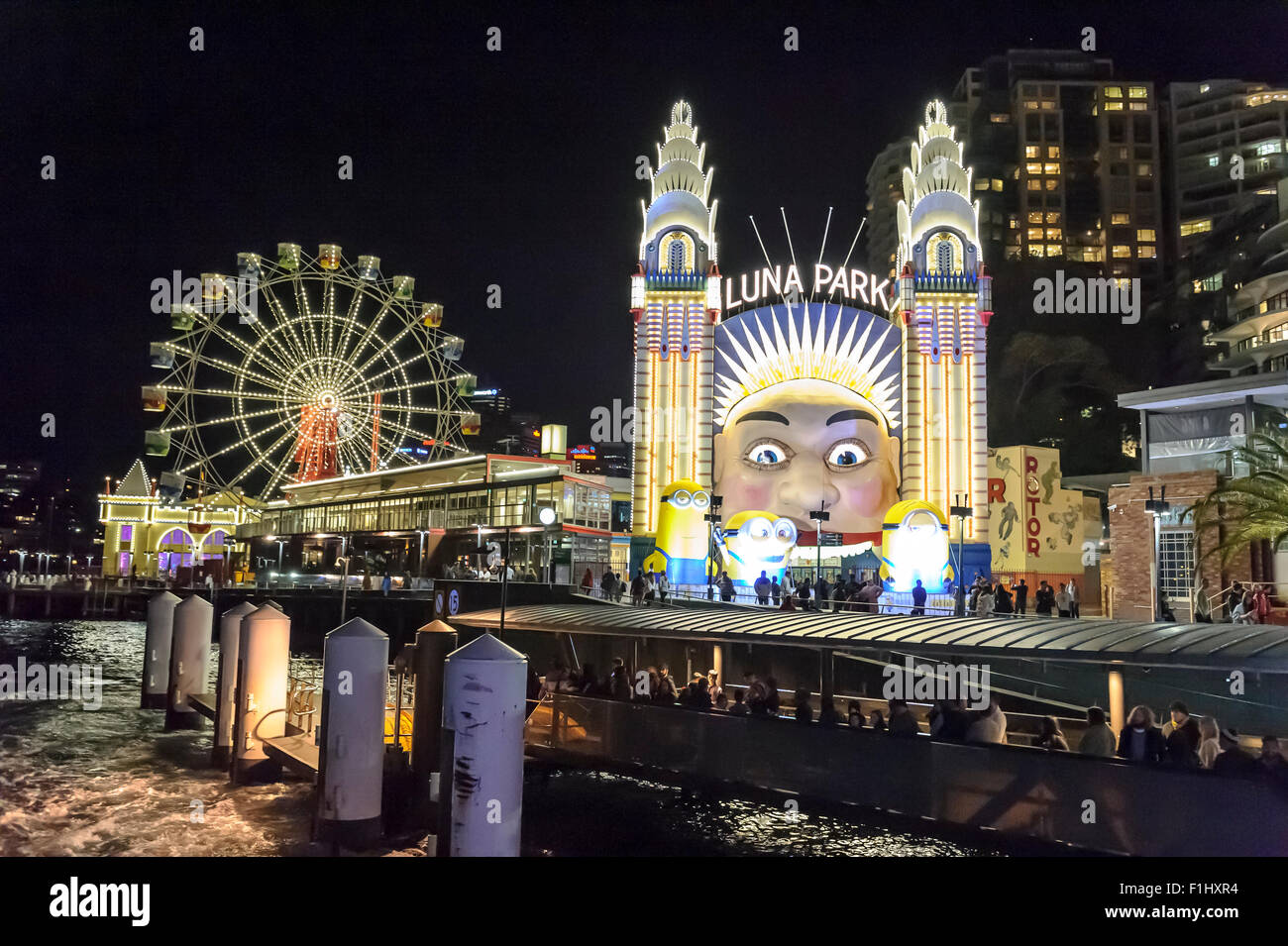Die Sydney Vivid Light Festival mit Energie effiziente Licht Ausstellungen am Circular Quay und Feuerwerk am Darling Harbour. Stockfoto