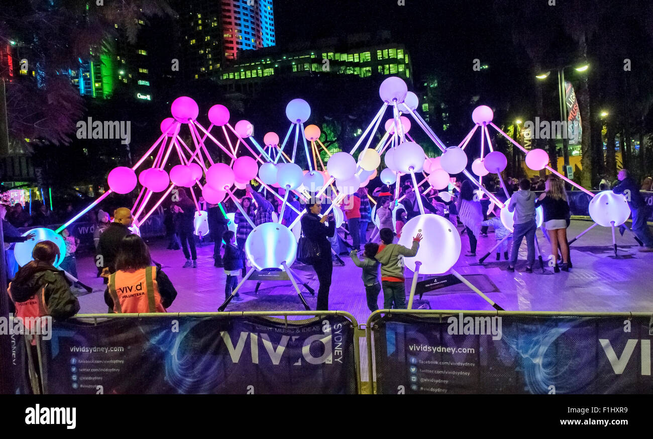 Die Sydney Vivid Light Festival mit Energie effiziente Licht Ausstellungen am Circular Quay und Feuerwerk am Darling Harbour. Stockfoto