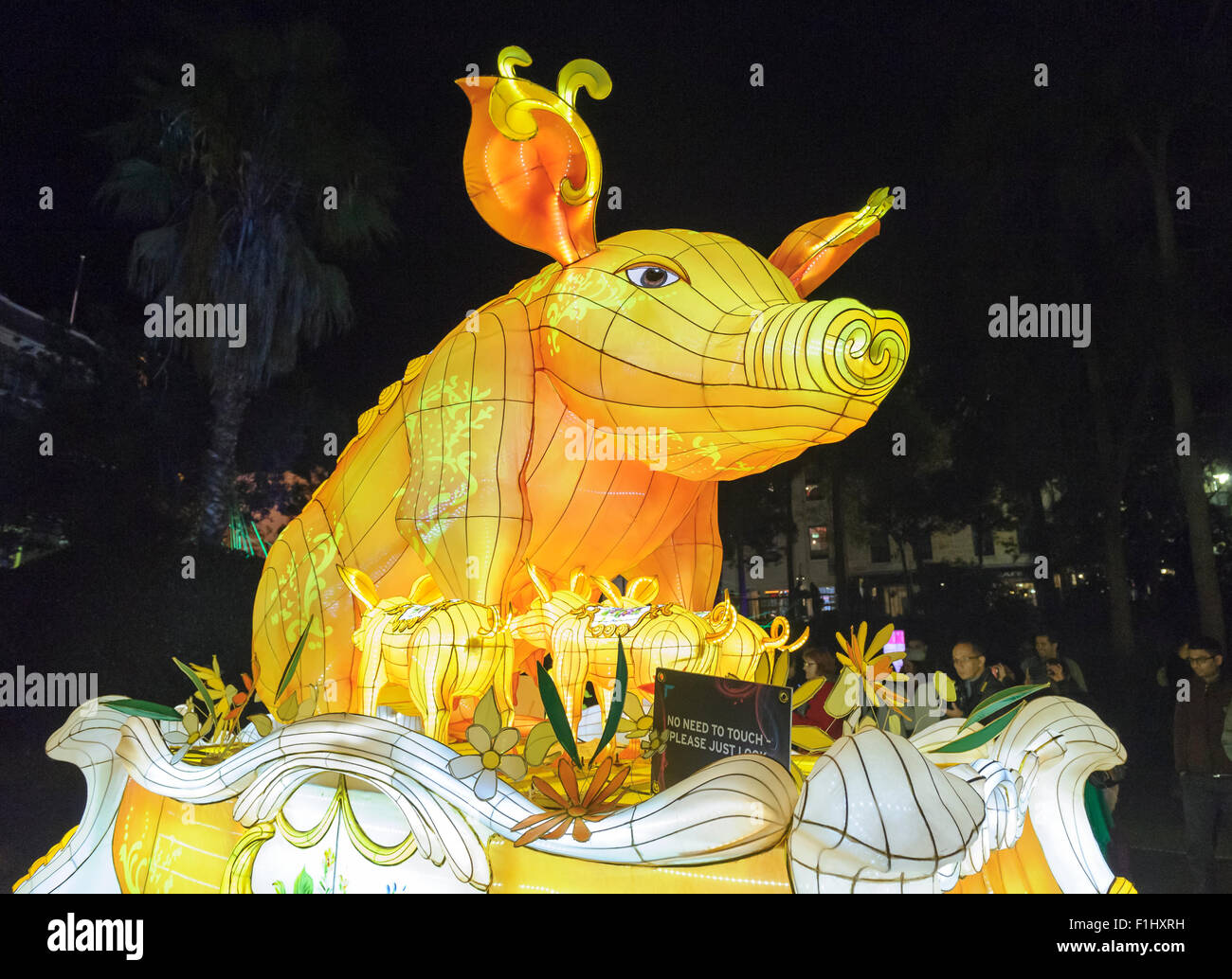 Die Sydney Vivid Light Festival mit Energie effiziente Licht Ausstellungen am Circular Quay und Feuerwerk am Darling Harbour. Stockfoto