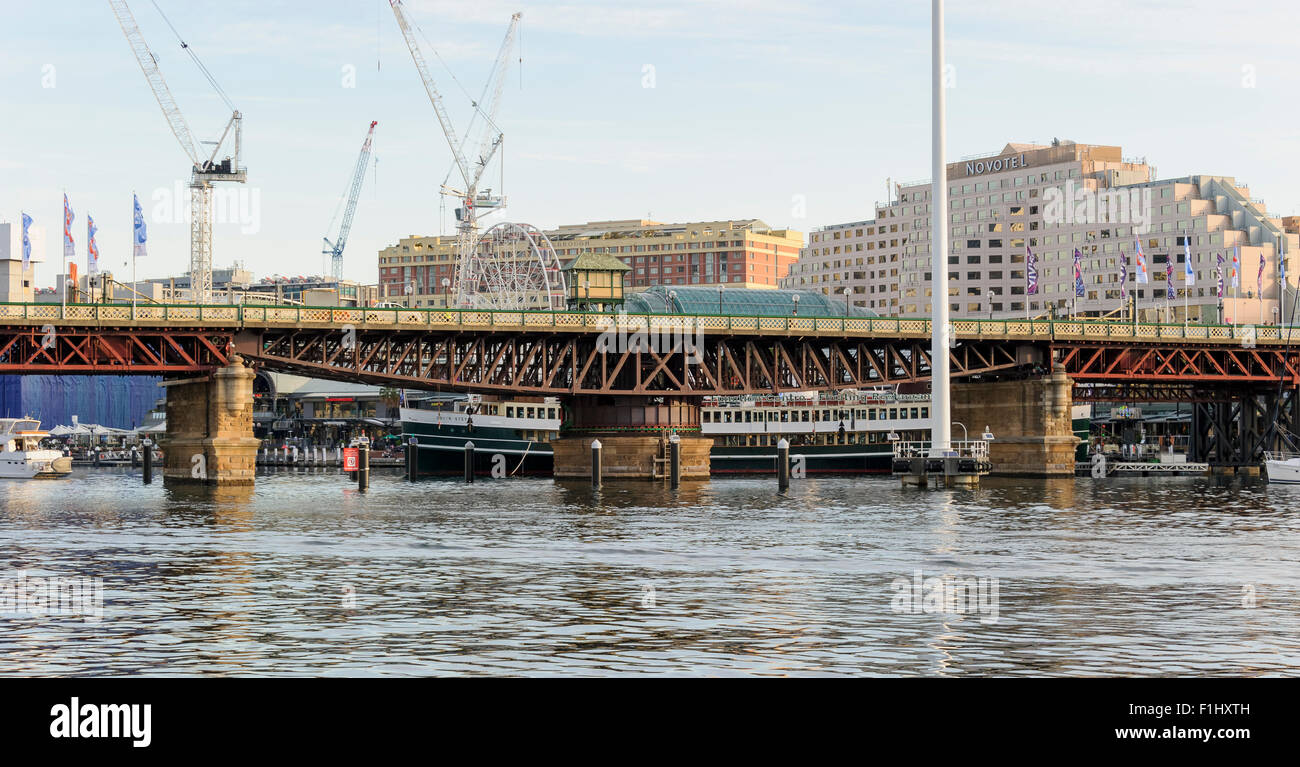 Pyrmont Drehbrücke, die Kreuze der Cockle Bay am Darling Harbour, Sydney, Australien Stockfoto