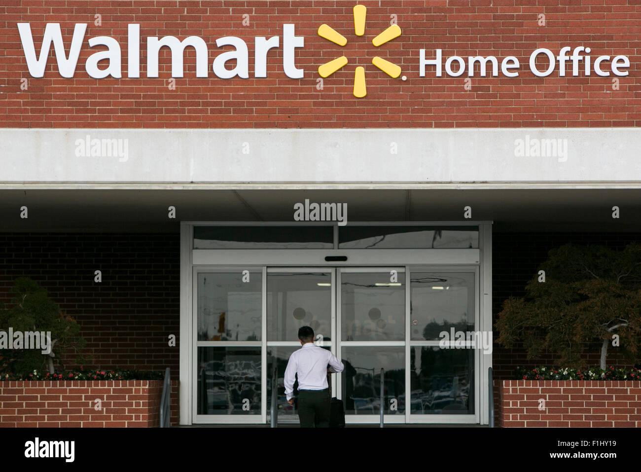 Ein Logo Zeichen außerhalb der Walmart-zentrale, bekannt als das Home-Office in Bentonville, Arkansas am 18. August 2015. Stockfoto