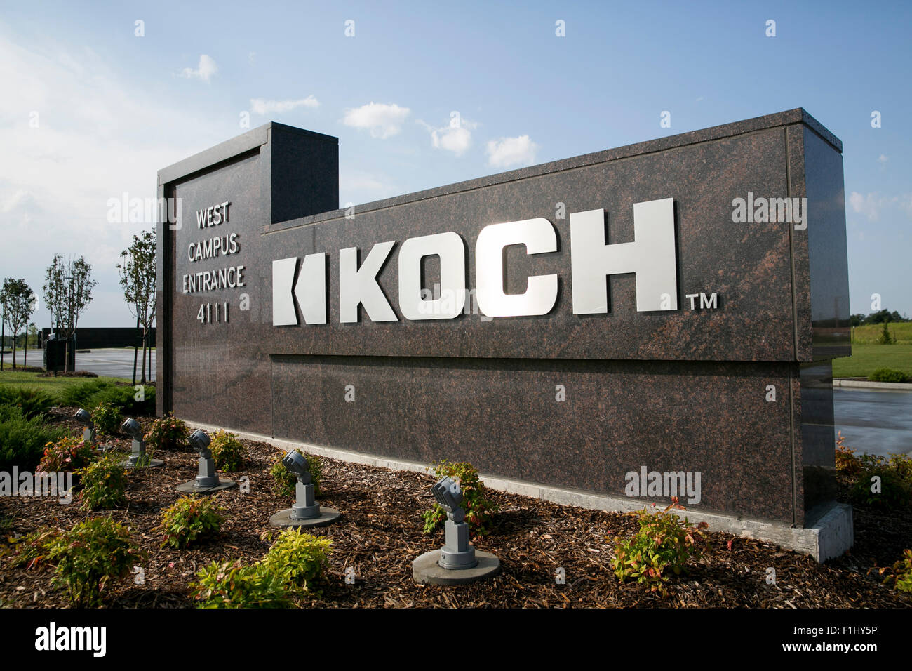 Ein Logo Zeichen außerhalb der Hauptsitz der Koch Industries, Inc., in Wichita, Kansas, am 22. August 2015. Stockfoto