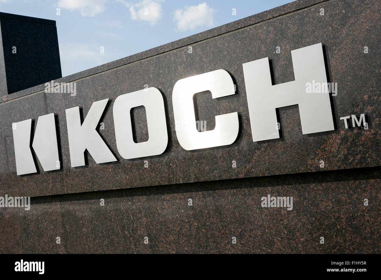 Ein Logo Zeichen außerhalb der Hauptsitz der Koch Industries, Inc., in Wichita, Kansas, am 22. August 2015. Stockfoto