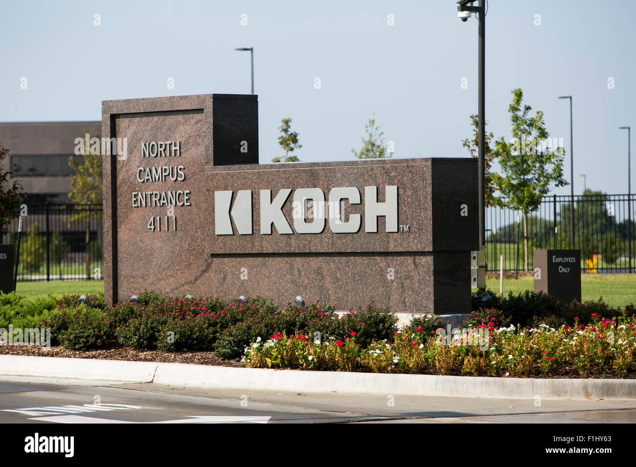 Ein Logo Zeichen außerhalb der Hauptsitz der Koch Industries, Inc., in Wichita, Kansas, am 22. August 2015. Stockfoto