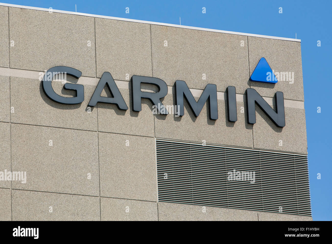 Ein Logo Zeichen außerhalb der US-Zentrale von Garmin Ltd. in Olathe,  Kansas, am 22. August 2015 Stockfotografie - Alamy