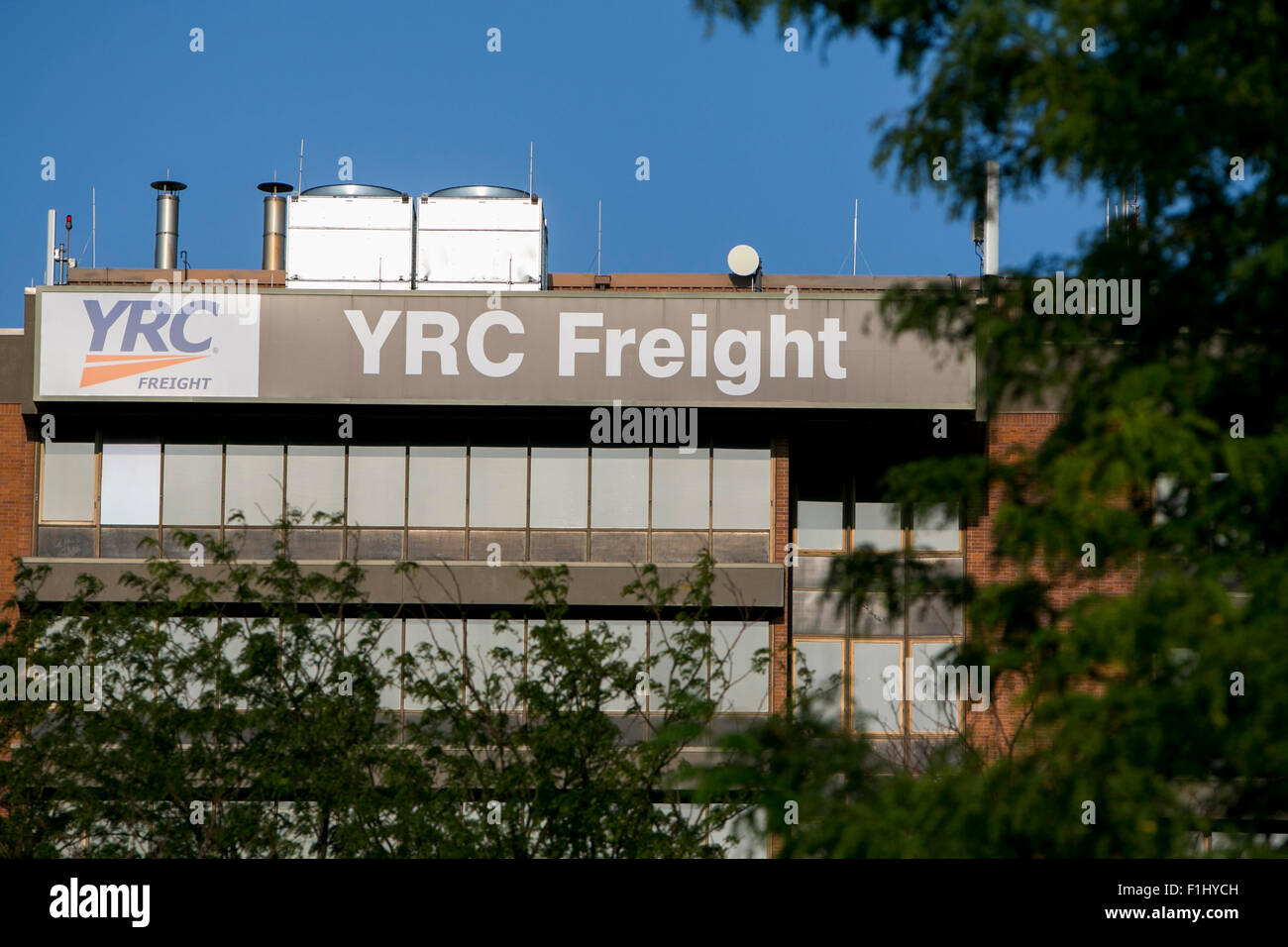 Ein Logo Zeichen außerhalb der Hauptsitz der YRC Worldwide, Inc., in Overland Park, Kansas auf 22. August 2015. Stockfoto