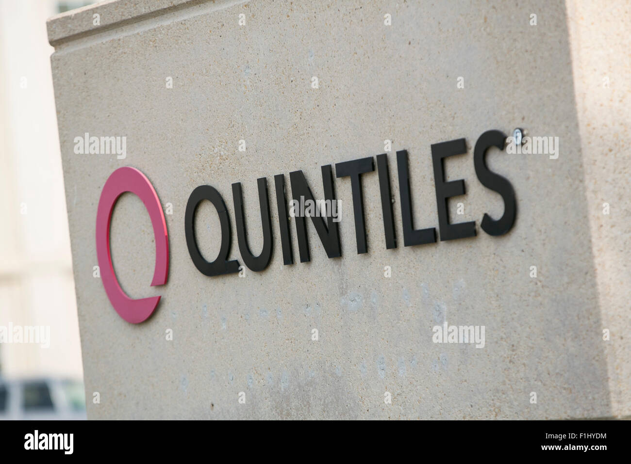 Ein Logo Zeichen außerhalb einer Einrichtung von Quintiles Transnational in Overland Park, Kansas am 23. August 2015 besetzt. Stockfoto Ein Logo Zeichen außerhalb einer Einrichtung von Quintiles Transnational in Overland Park, Kansas am 23. August 2015 besetzt. Stockfoto