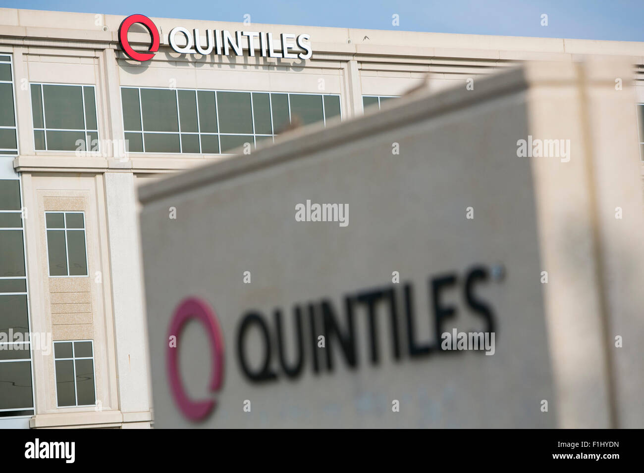 Ein Logo Zeichen außerhalb einer Einrichtung von Quintiles Transnational in Overland Park, Kansas am 23. August 2015 besetzt. Stockfoto Ein Logo Zeichen außerhalb einer Einrichtung von Quintiles Transnational in Overland Park, Kansas am 23. August 2015 besetzt. Stockfoto