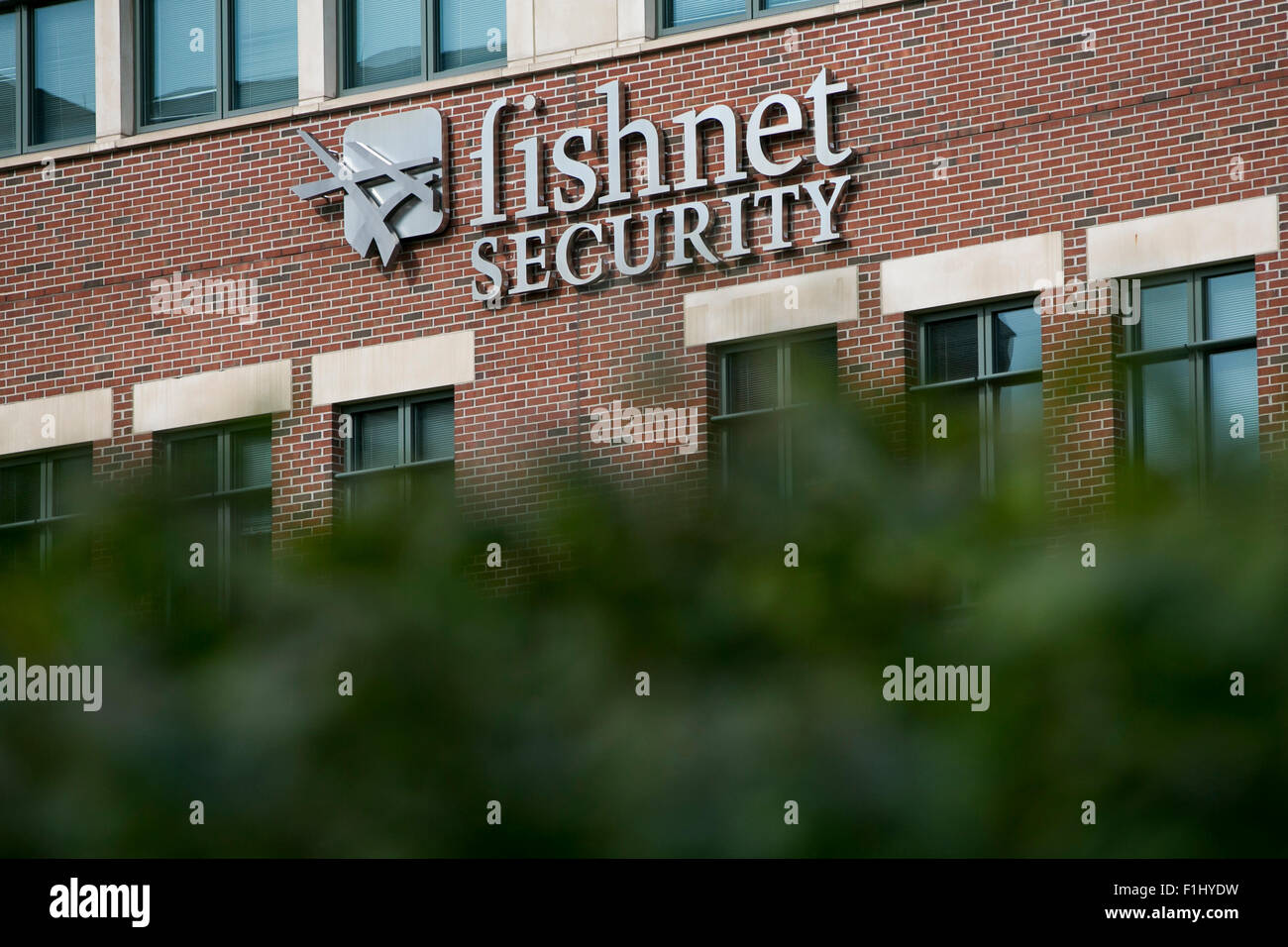 Ein Logo Zeichen außerhalb der Hauptsitz von FishNet Security Inc. in Overland Park, Kansas am 23. August 2015. Stockfoto