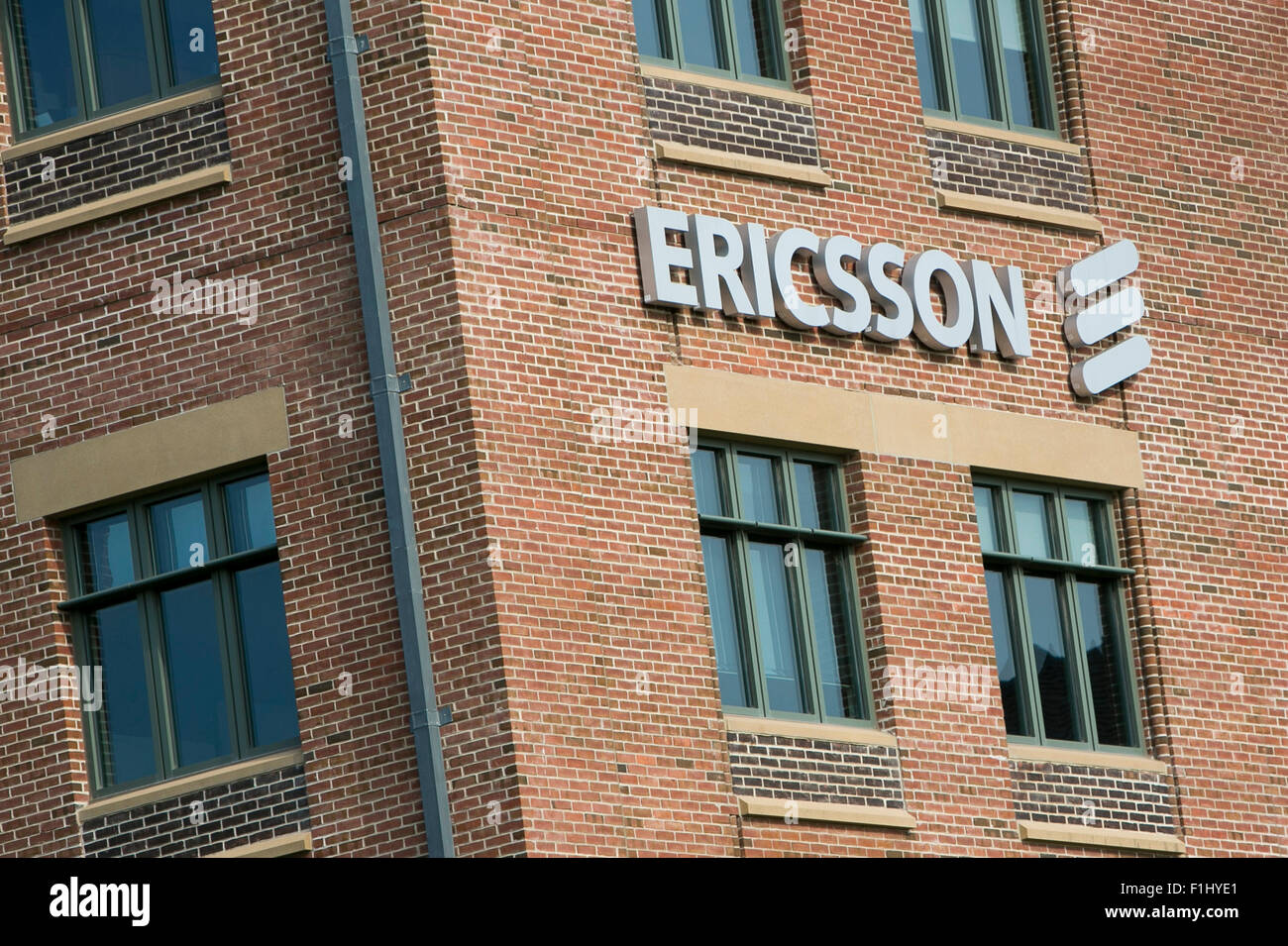 Ein Logo Zeichen außerhalb einer Einrichtung von Ericsson in Overland Park, Kansas am 23. August 2015 besetzt. Stockfoto Ein Logo Zeichen außerhalb einer Einrichtung von Ericsson in Overland Park, Kansas am 23. August 2015 besetzt. Stockfoto