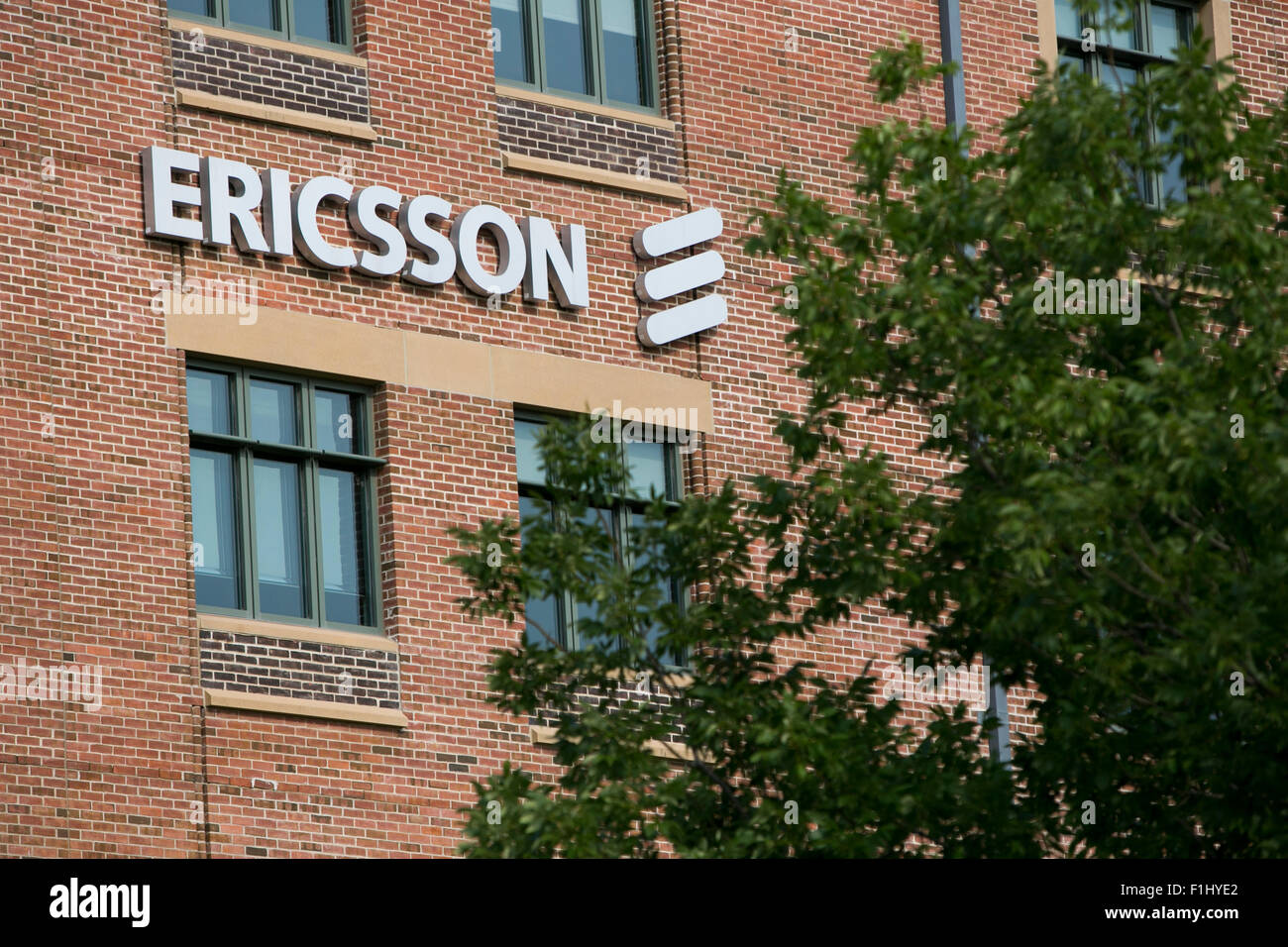 Ein Logo Zeichen außerhalb einer Einrichtung von Ericsson in Overland Park, Kansas am 23. August 2015 besetzt. Stockfoto Ein Logo Zeichen außerhalb einer Einrichtung von Ericsson in Overland Park, Kansas am 23. August 2015 besetzt. Stockfoto