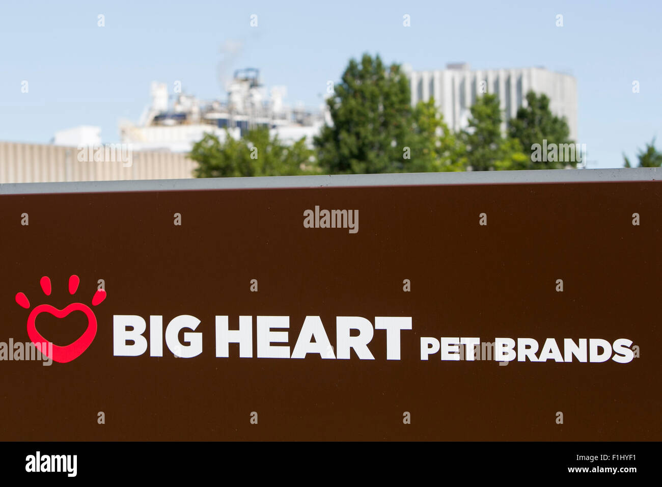 Ein Logo Zeichen außerhalb einer Einrichtung, die von großen Herzen Pet Marken in Lawrence, Kansas am 23. August 2015 besetzt. Stockfoto