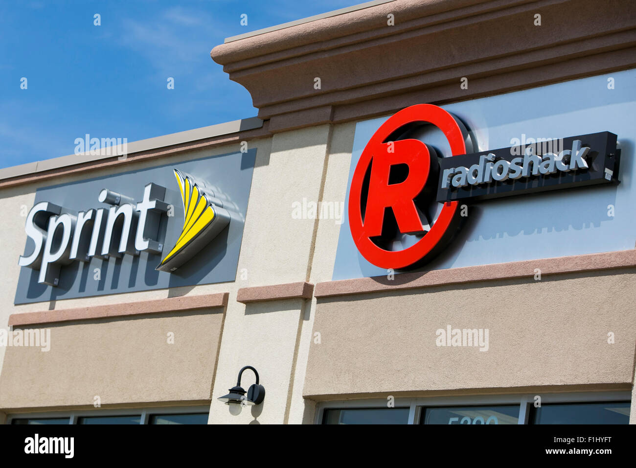 Ein Logo Zeichen außerhalb einer gemeinsamen Sprint und Radioshack Store in Kansas City, Kansas am 23. August 2015. Stockfoto
