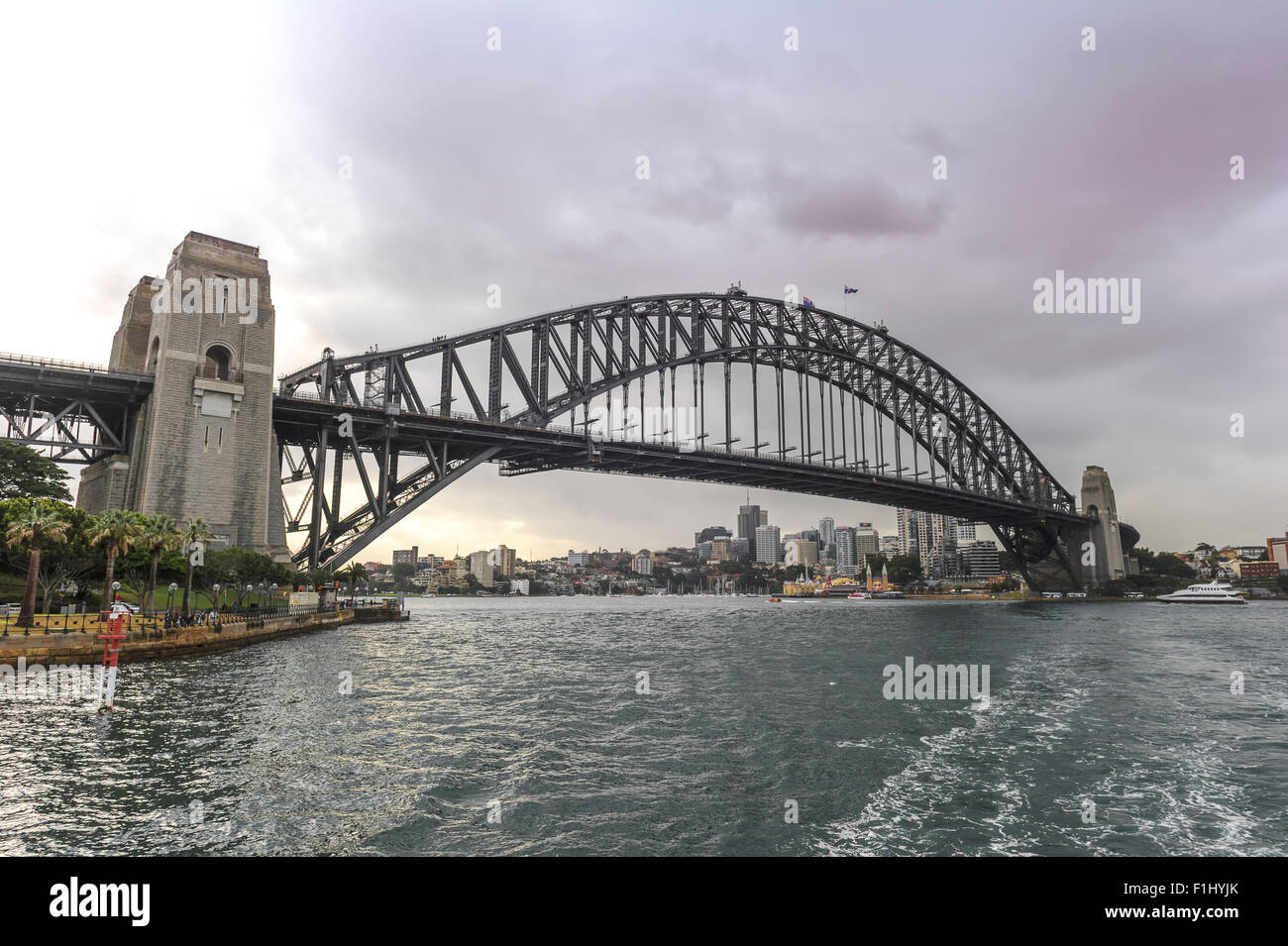Sydney Harbour Bridge an einem bewölkten Tag. Blick Richtung Luna Theme Park... Stockfoto
