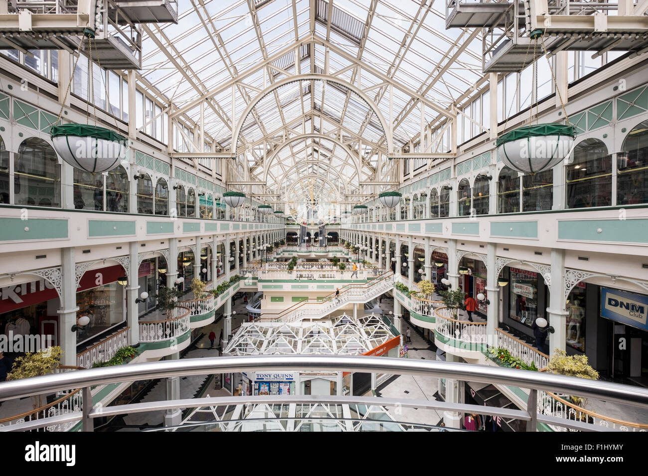 Innenraum der St. Stephens Green Shopping centre in Dublin, Stahl-und Glasbau. Irland Stockfoto