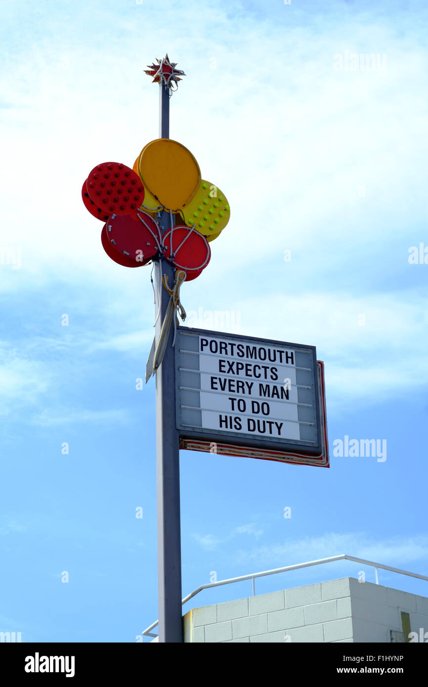dekorative Zeichen am Laternenpfahl besagt Portsmouth erwartet, dass jeder Mann seine Pflicht in der Nähe der Werft England Großbritannien tun Stockfoto