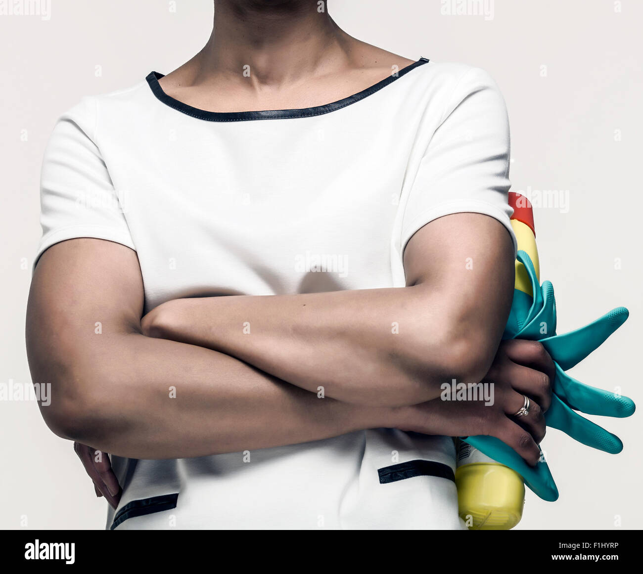 Frau mit Reinigungs-Produkte Stockfoto